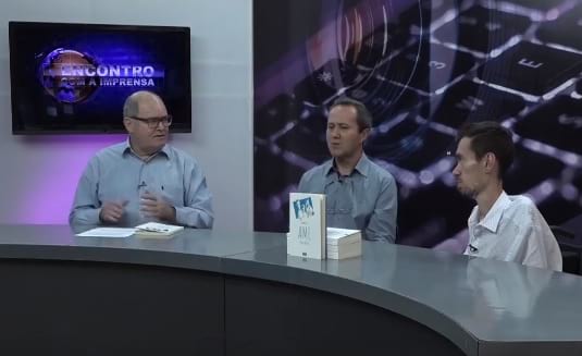Pai e filho que lançaram livro na Sustentare são entrevistados na TV da Cidade