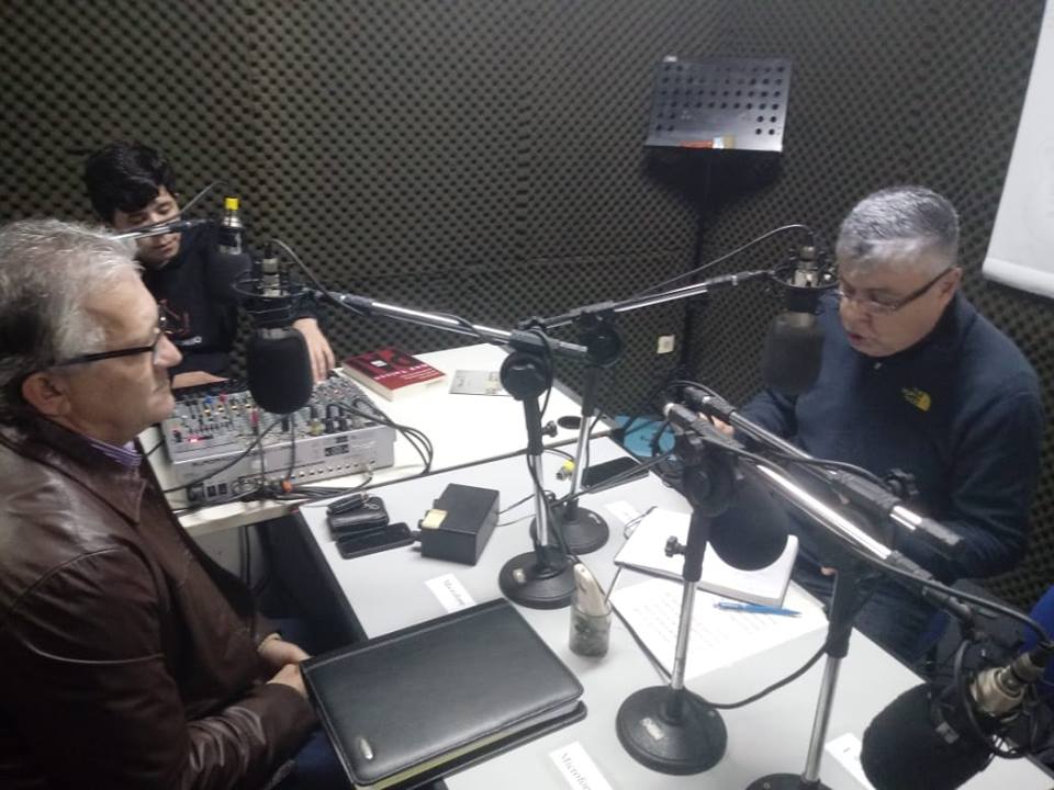 Professor Celio Valcanaia é entrevistado na rádio Udesc