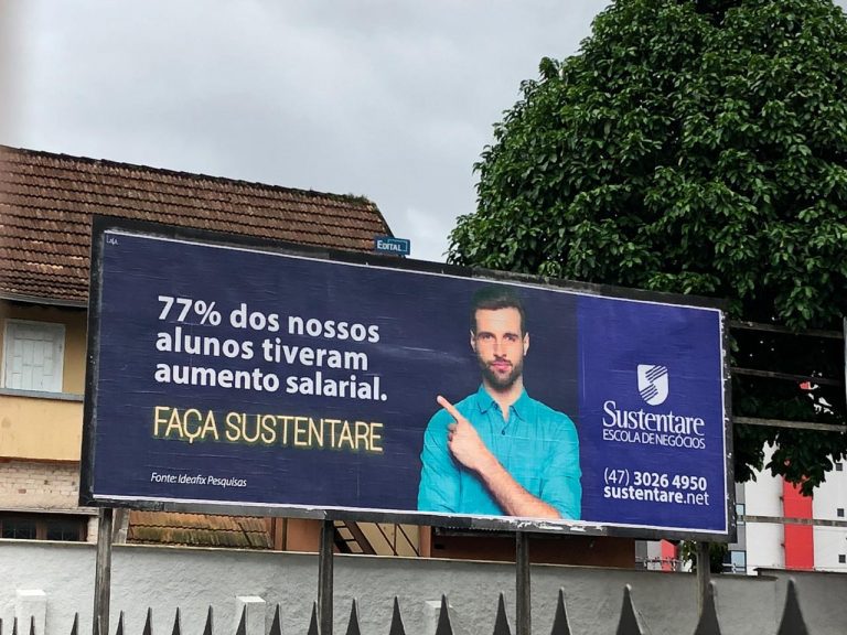 Campanha em outdoor enfatiza resultado de pesquisa com alunos