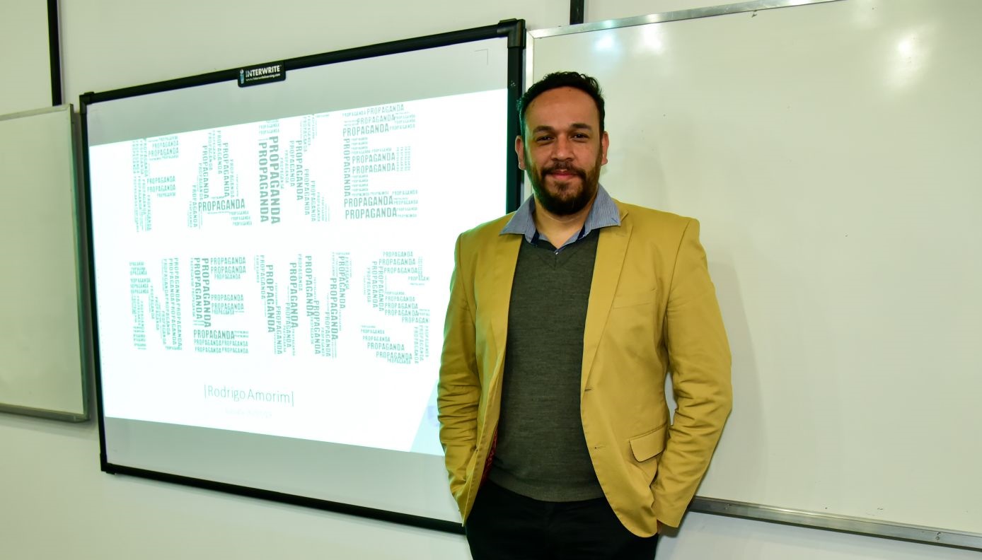 Rodrigo Amorim é entrevistado na rádio Udesc sobre Fake News