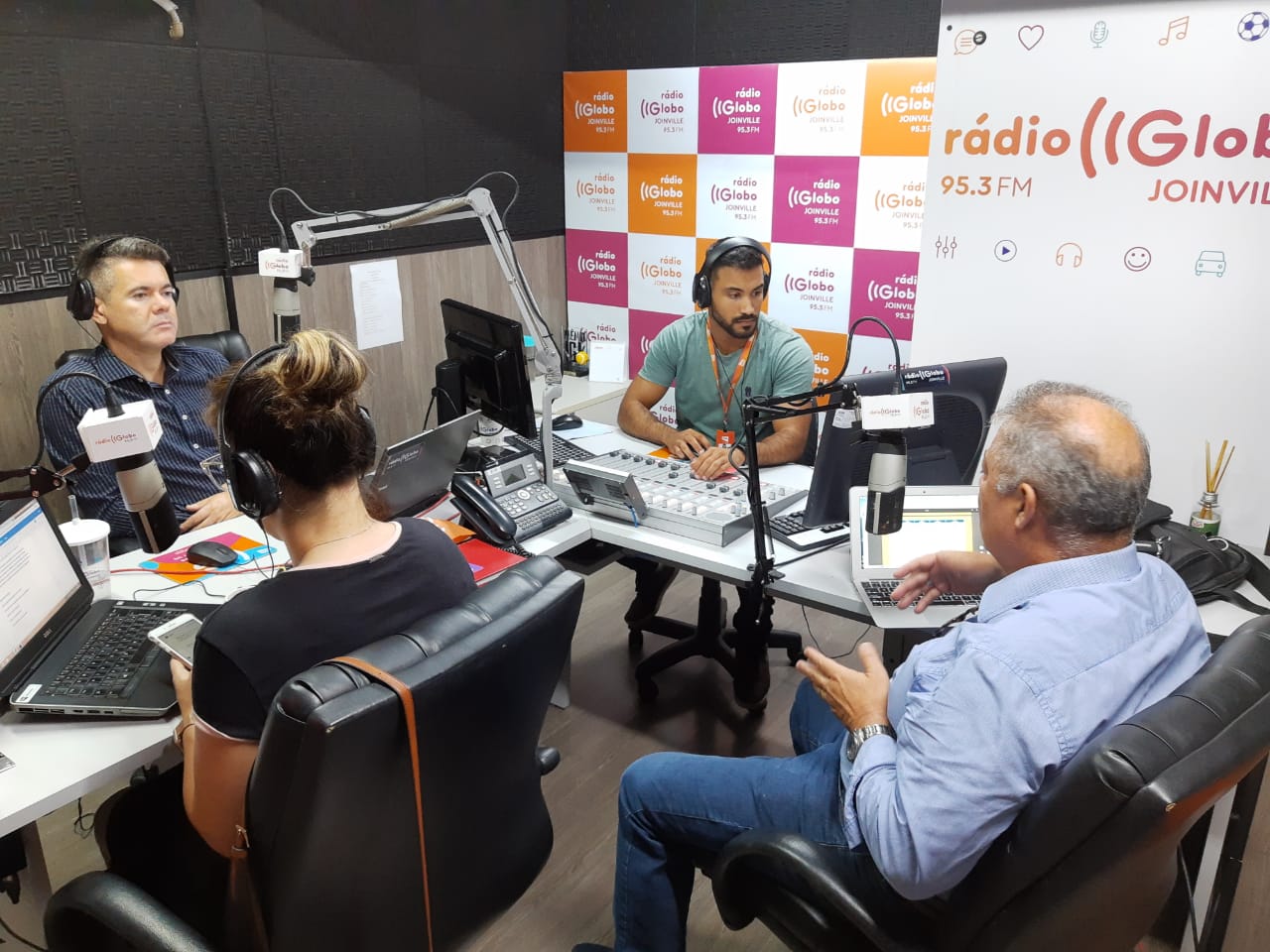 Programa Café das 6, da Rádio Globo Joinville, aborda o Hackathon de Carreiras